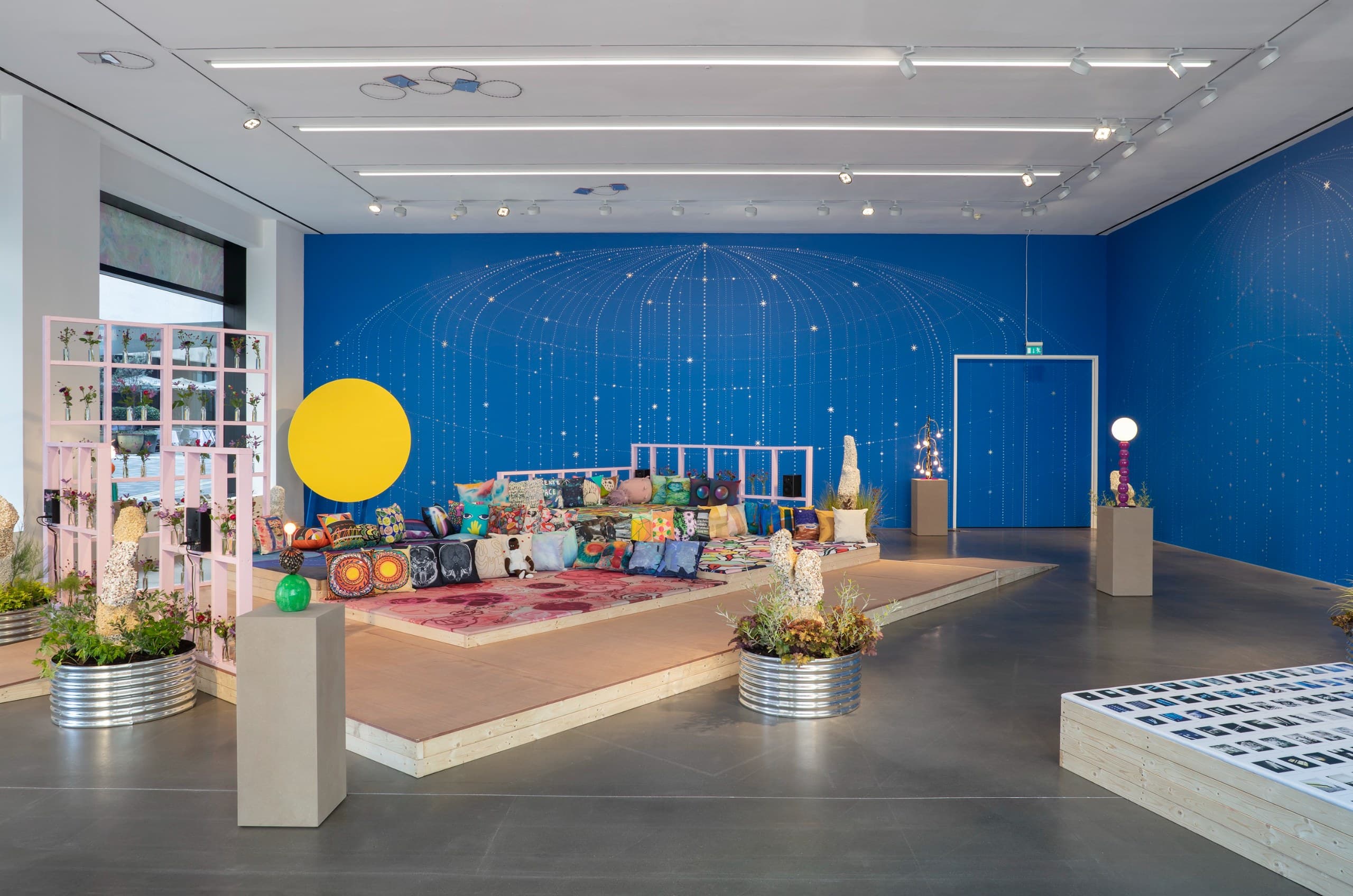 All around me, my gathered star. Wall mural image 1